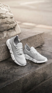 Lysegrå sneakers i letvægts materiale