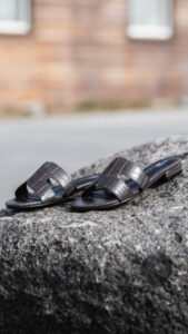 Flotte sandaler i varm grå farve