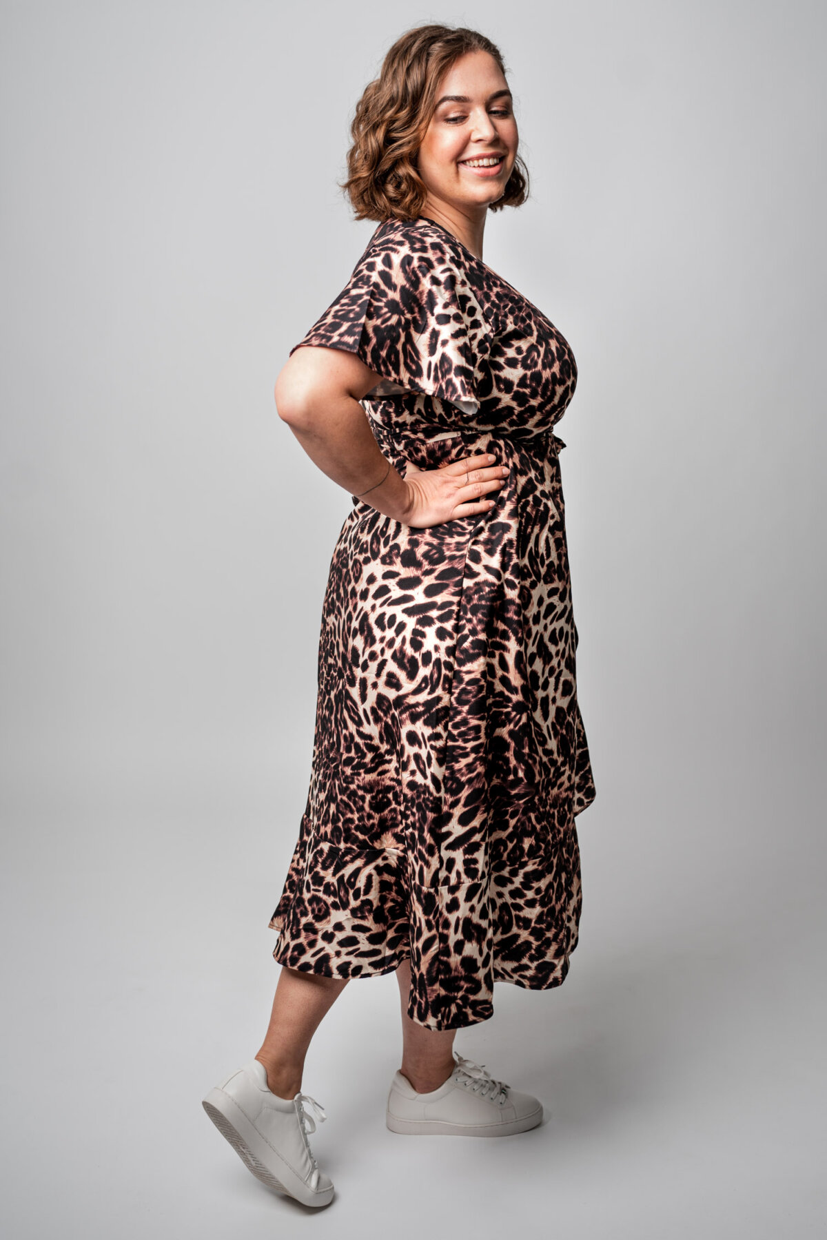Luftig slå-om kjole med leopard mønster - Nibu Copenhagen