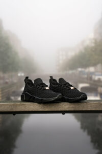 Letvægtssneakers med guldfarvede detaljer