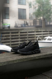 Letvægtssneakers med sølvfarvede detaljer