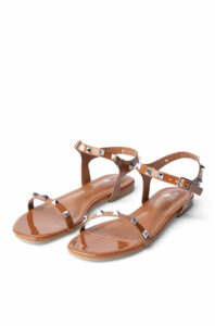 Flotte brune sandaler med sølvfarvede nitter