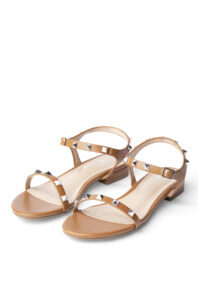 Flotte sandaler i brun med sølvfarvede nitter