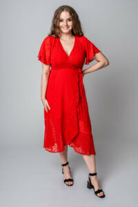 Flot rød kjole med et flot snit