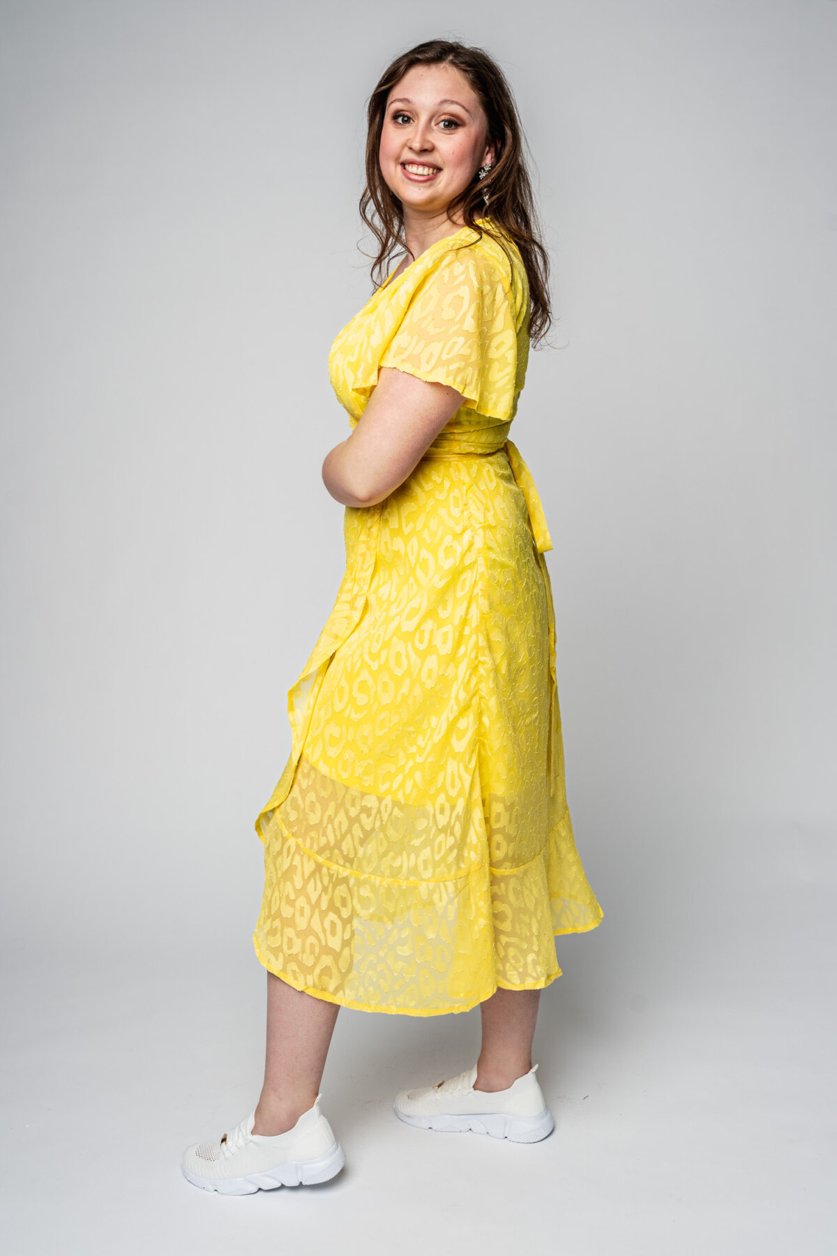 Flot gul slå-om kjole med pasform - Nibu Copenhagen