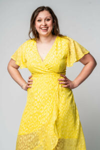 Flot gul slå-om kjole med god pasform