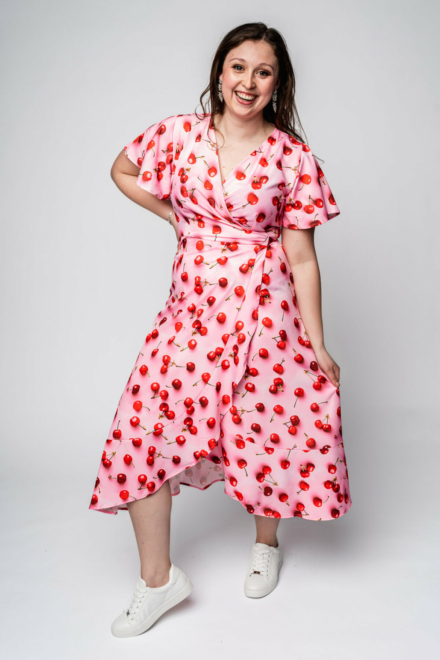Flot lyserød kjole i slå-om design