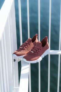 Letvægts sneakers i flot mørk rosa farve