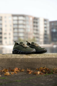 Letvægtssneakers i flot mørkegrøn farve og sort sål