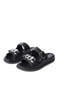 Flotte sandaler i sort med sølvfarvet kæde