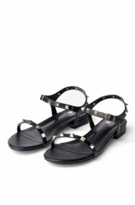 Flotte sandaler i sort med guldfarvede nitter